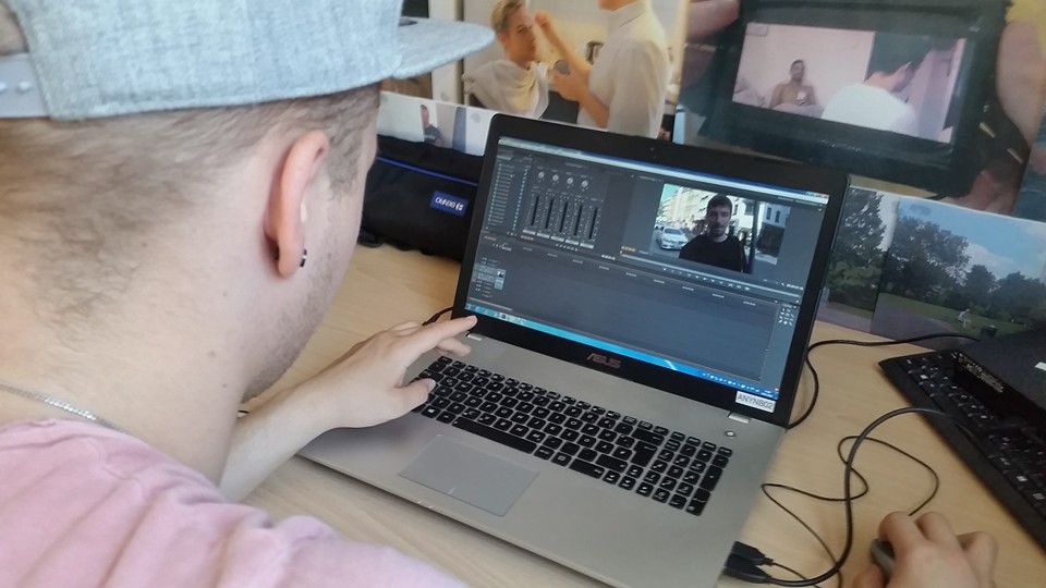 Schnittplatz mit laufender Videobearbeitung
